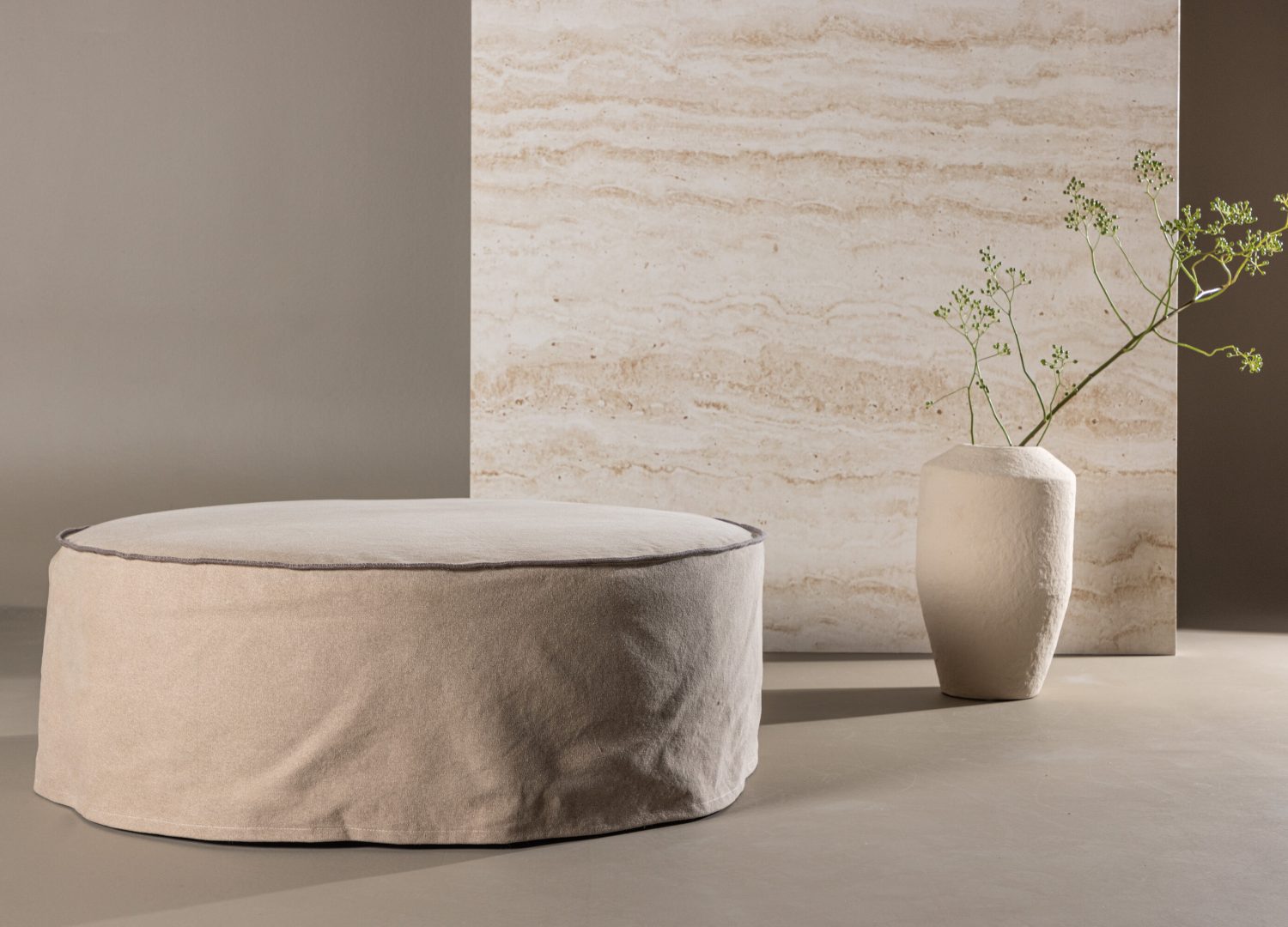 Pouf Vindö coton marron Ø 101 cm mis en scène dans un intérieur