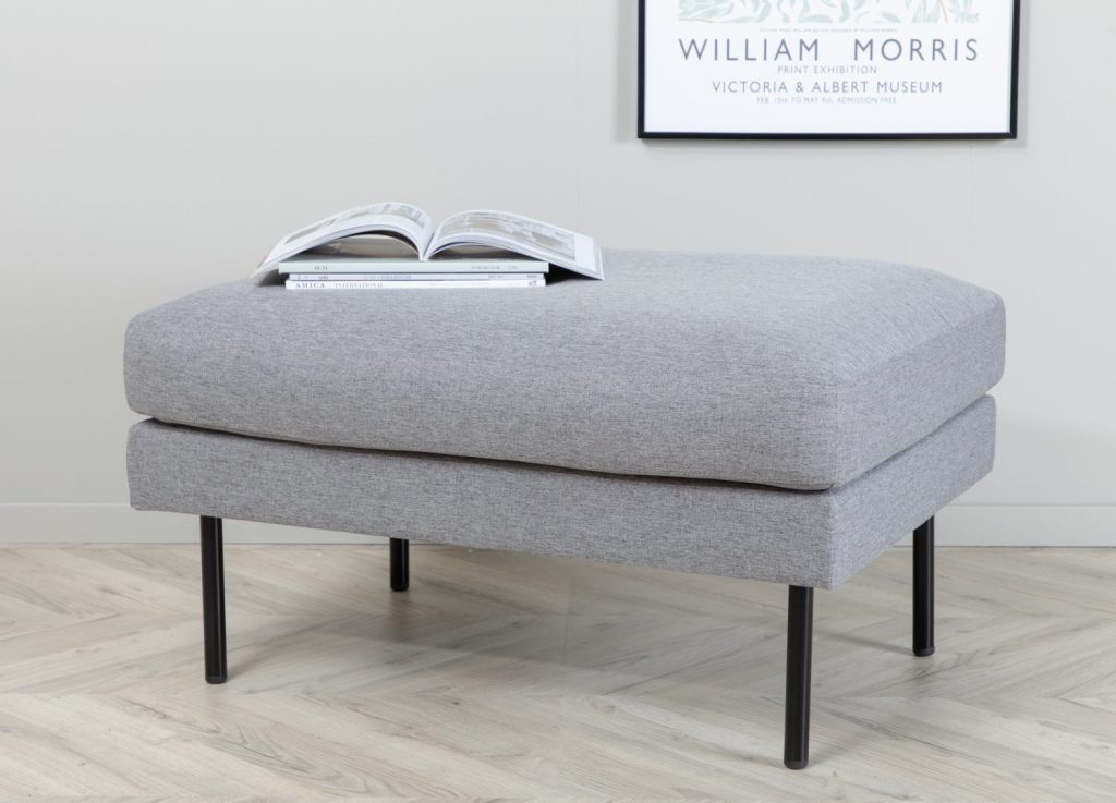 Pouf Zoom polyester gris 85 cm mis en scène dans un intérieur