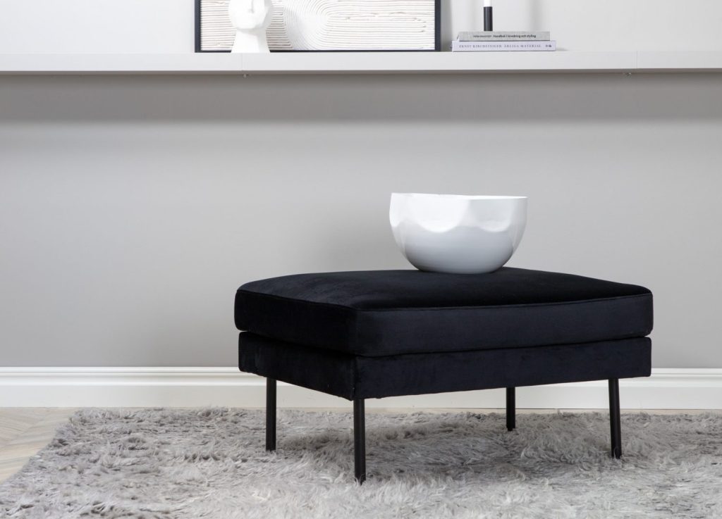 Pouf Zoom velours en polyester noir 85 cm mis en scène dans un intérieur