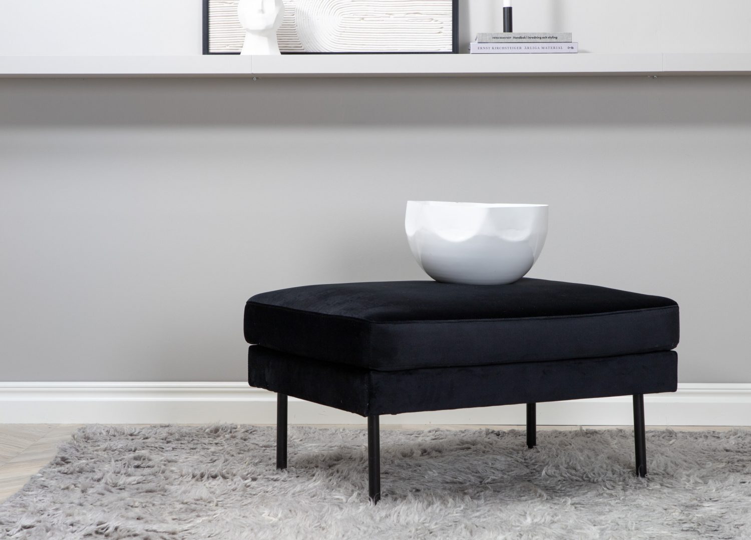 Pouf Zoom velours en polyester noir 85 cm mis en scène dans un intérieur