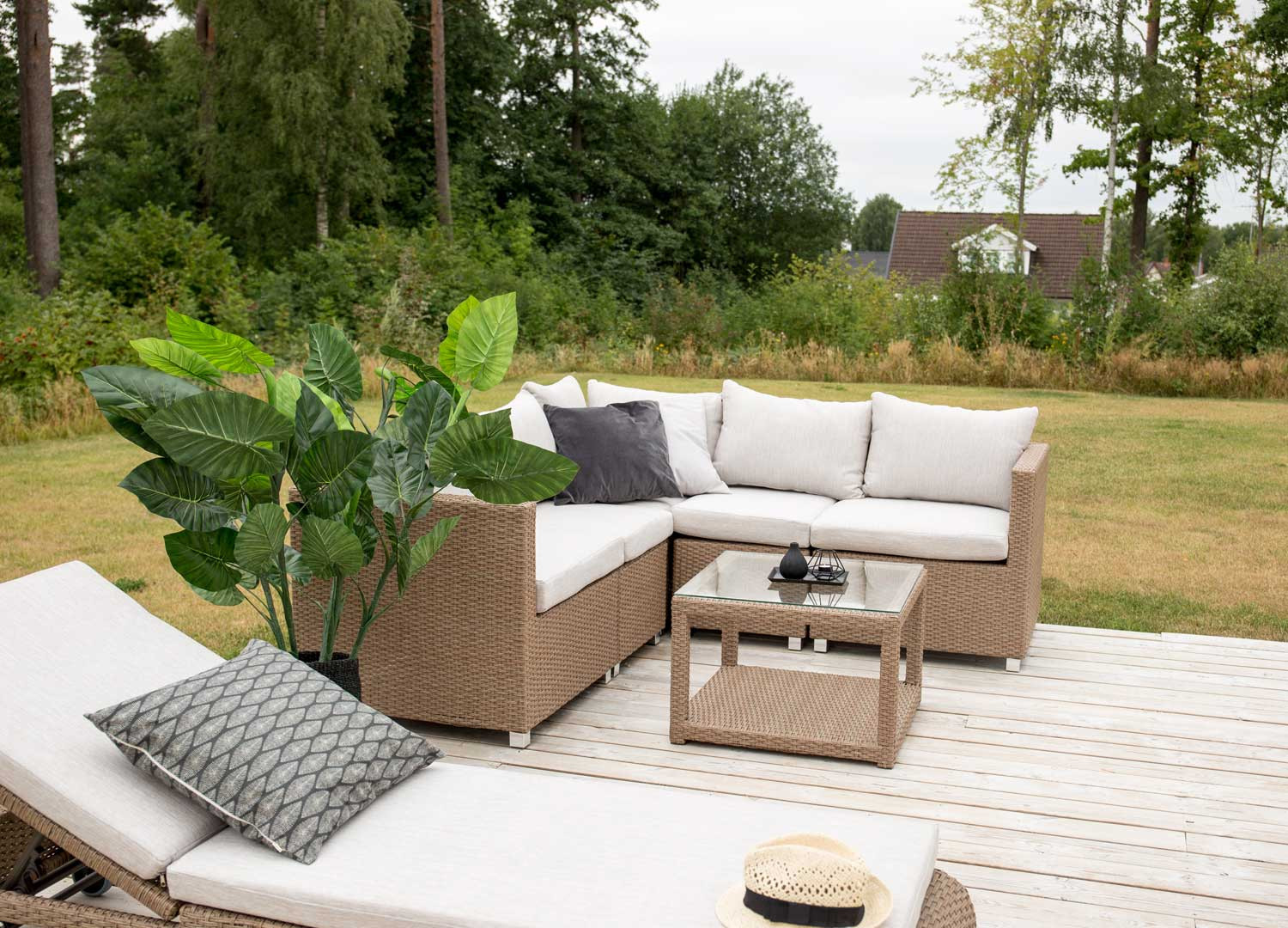 Salon d'angle de jardin 4 places rotin synthétique et coussins blanc VAMOS