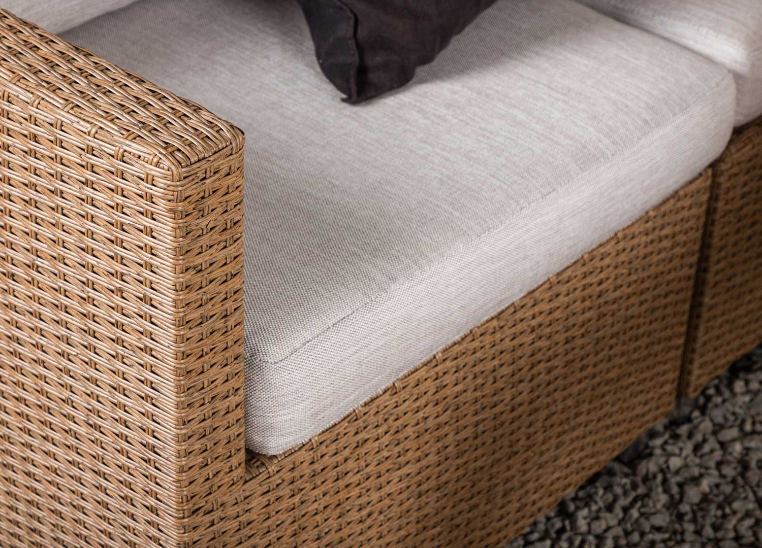 Salon d'angle de jardin 4 places rotin synthétique et coussins blanc VAMOS