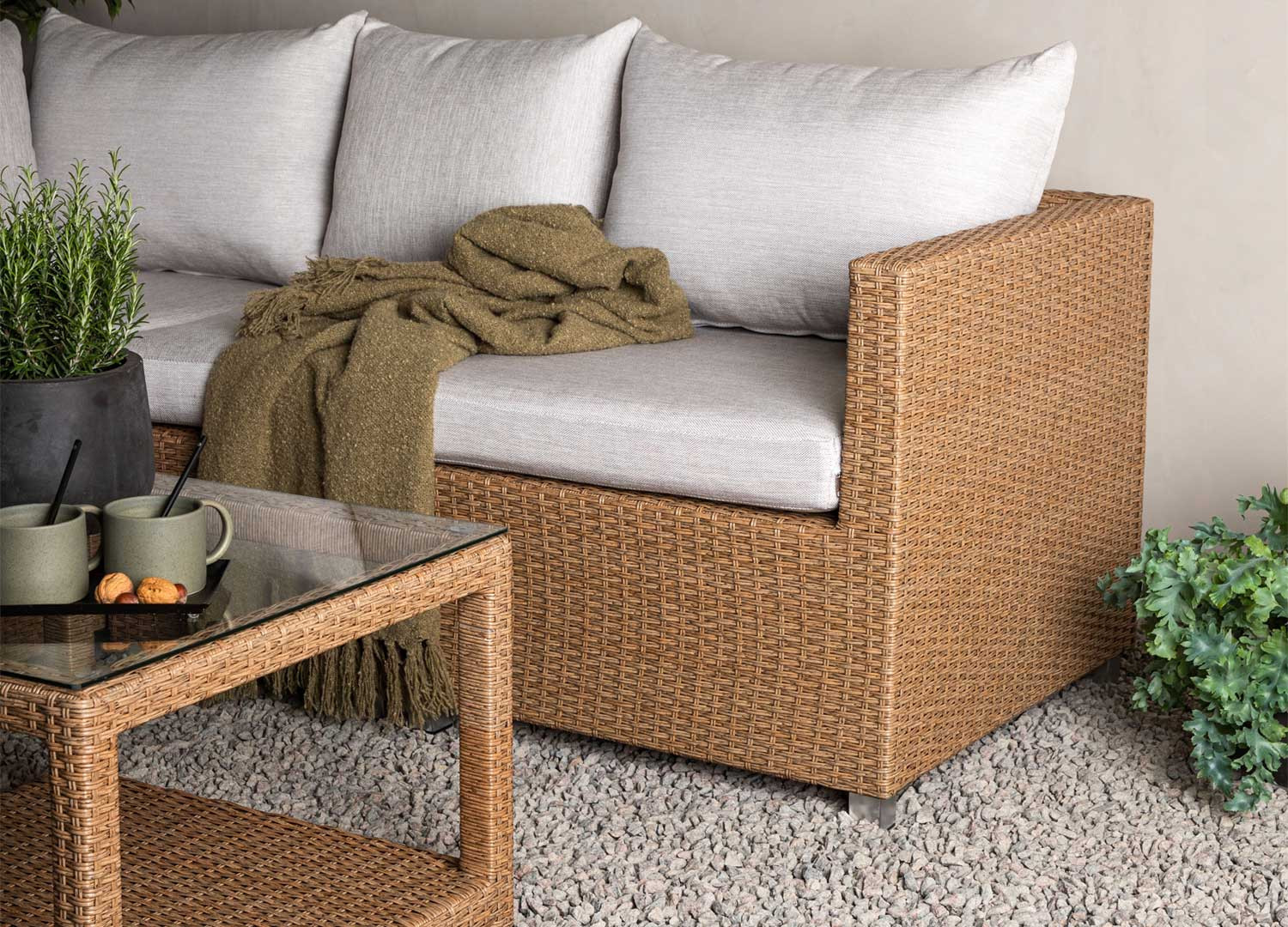 Salon d'angle de jardin 4 places rotin synthétique et coussins blanc VAMOS