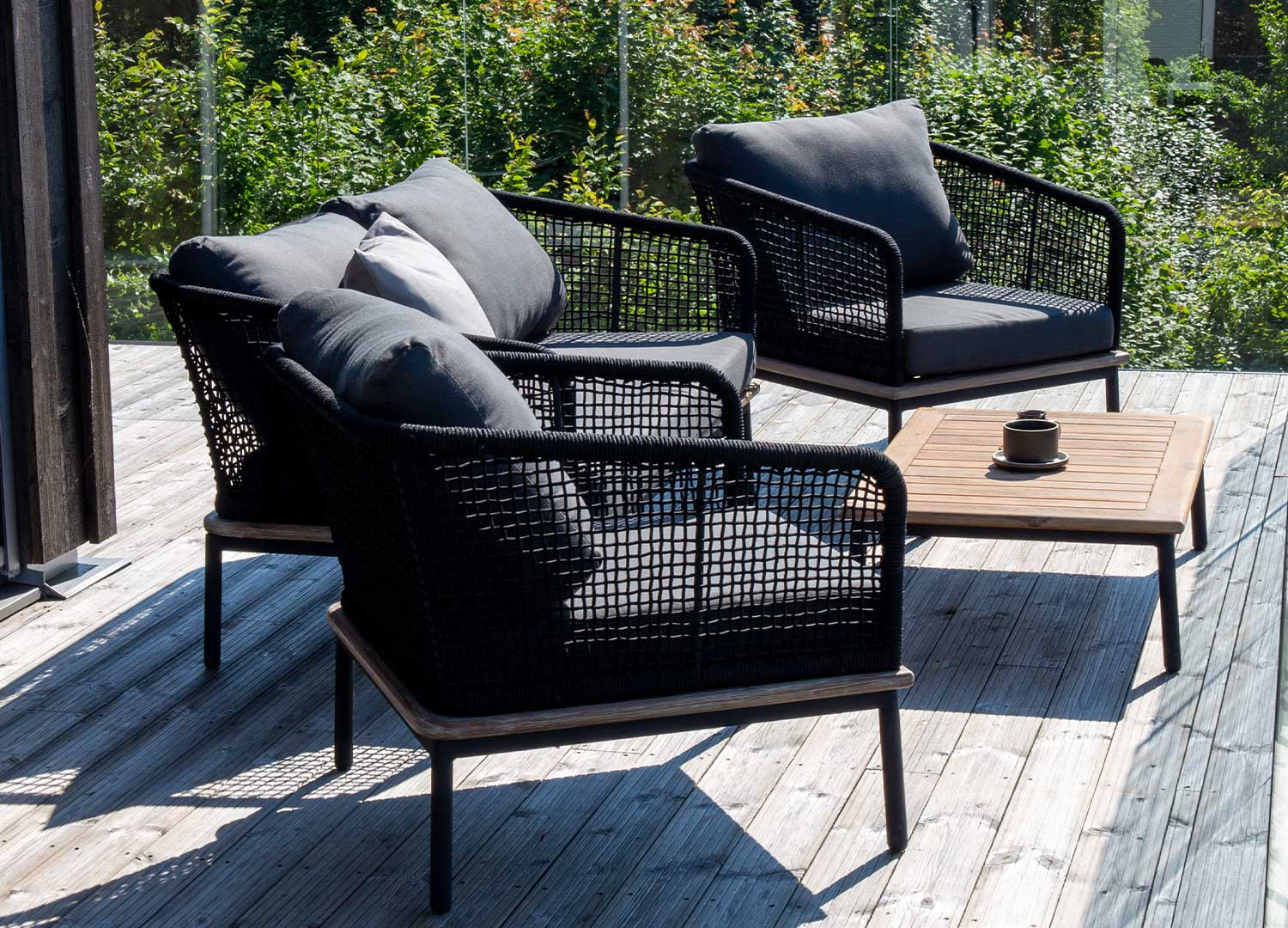 Salon de jardin en bois d'acacia et métal noir