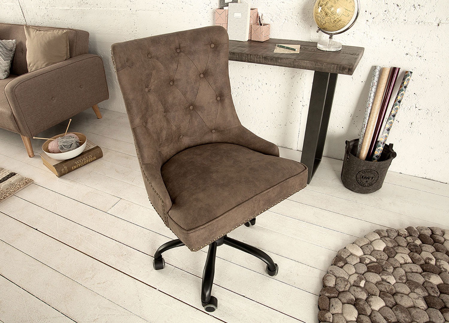 Siège de bureau marron vintage sur roulettes