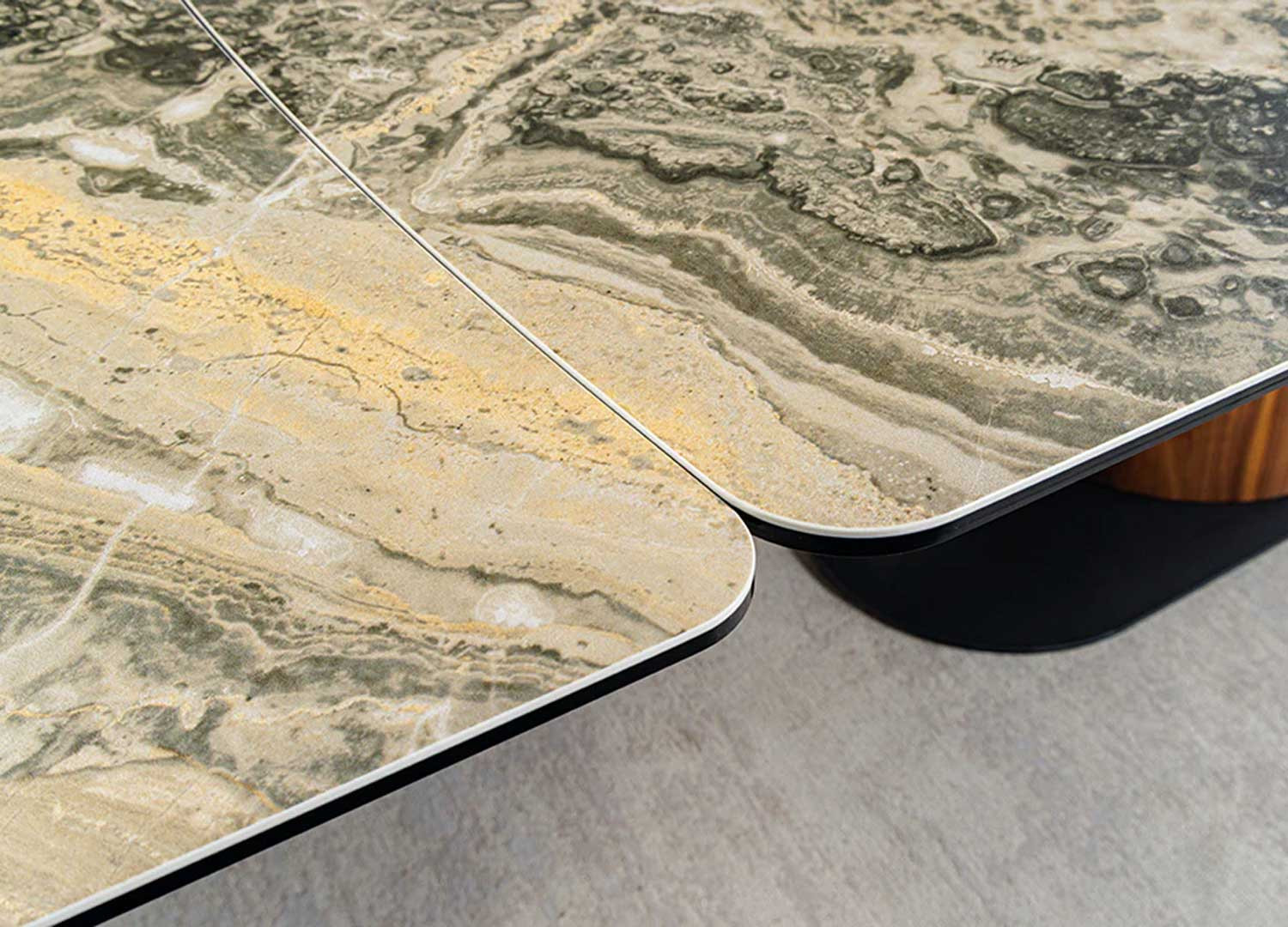 Table à manger à rallonges 180-260 céramique beige taupe et noyer Myra