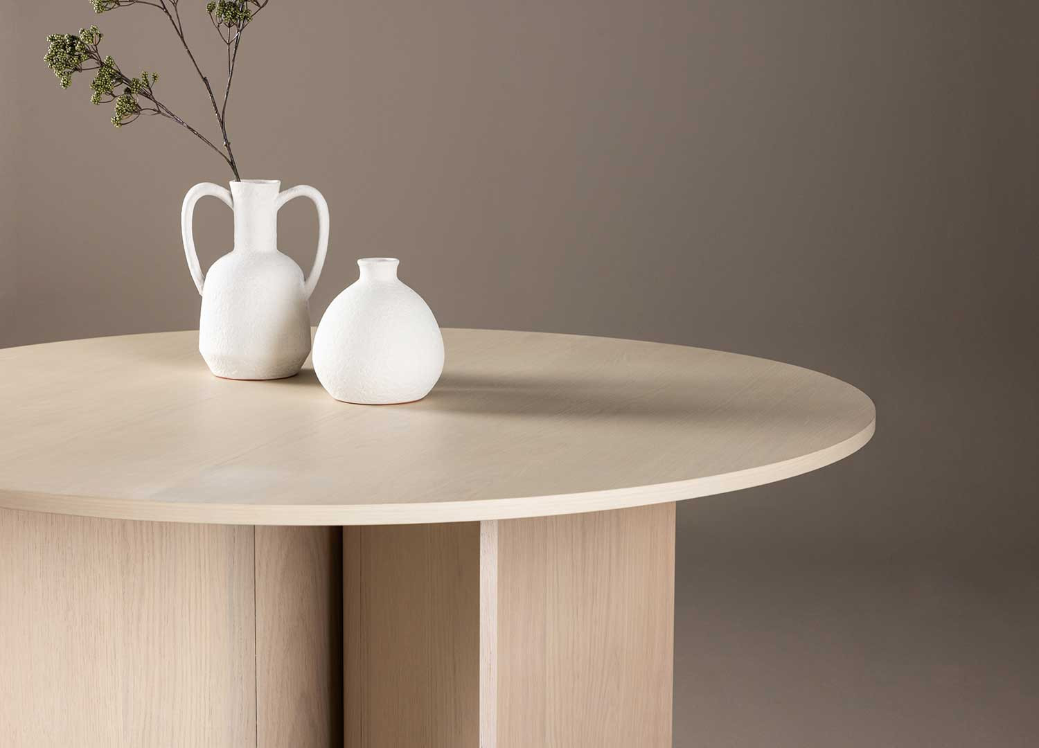 Table à manger ronde en MDF imitation chêne blanchi TYRESO