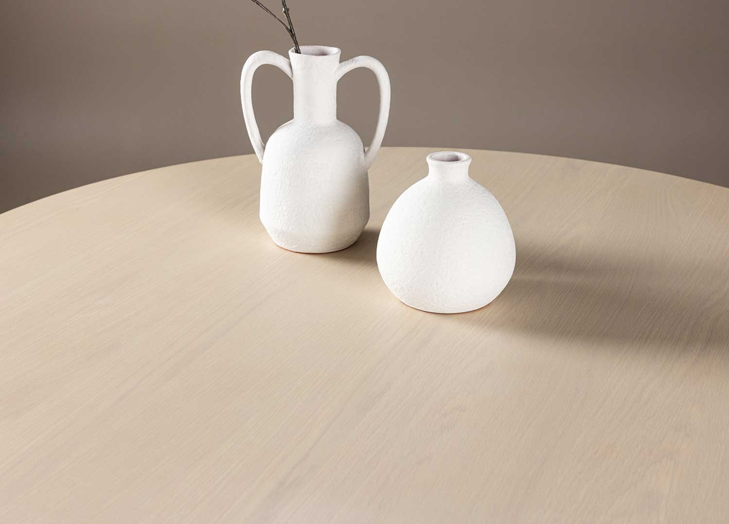 Table à manger ronde en MDF imitation chêne blanchi TYRESO