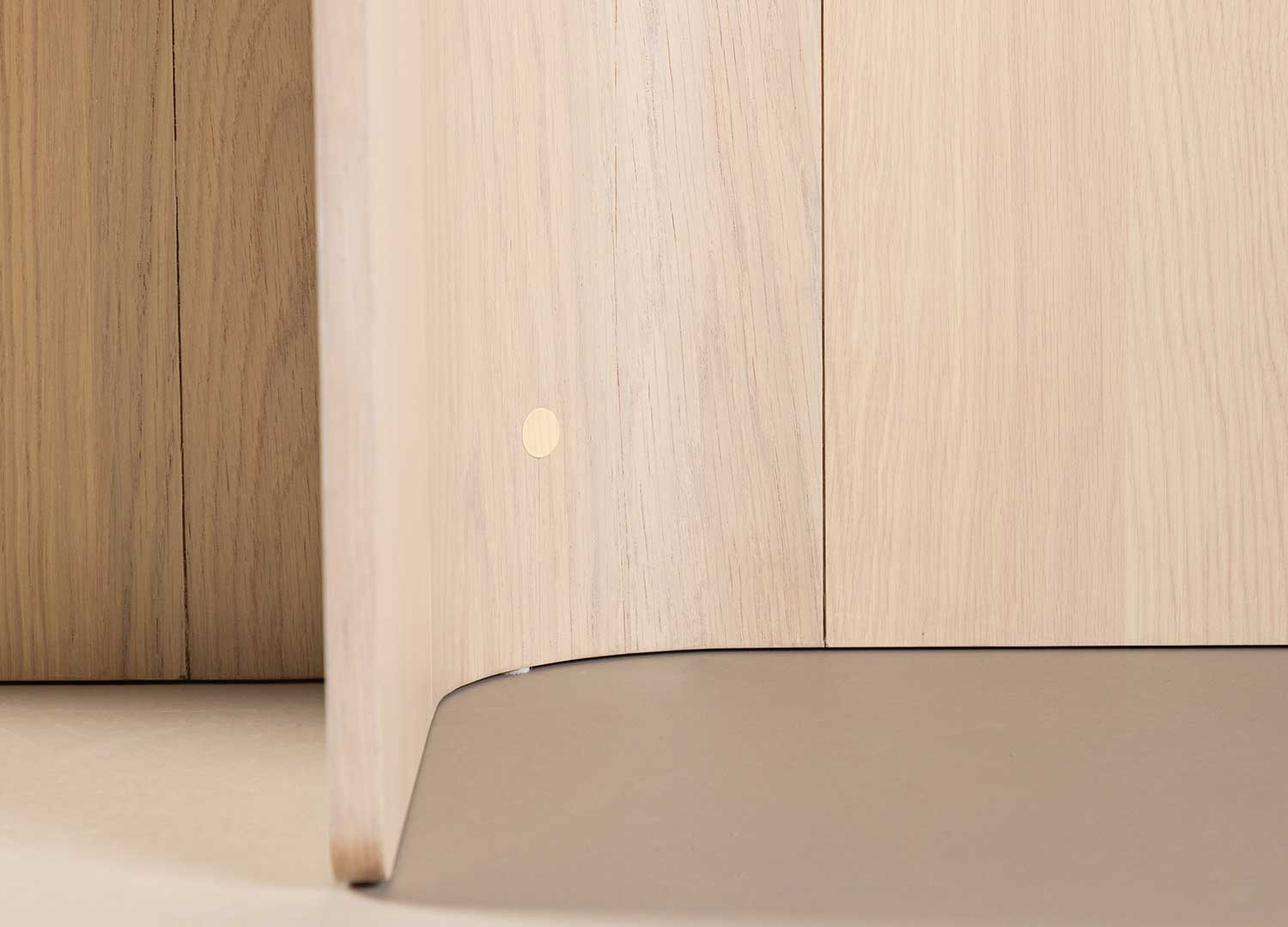 Table à manger ronde en MDF imitation chêne blanchi TYRESO