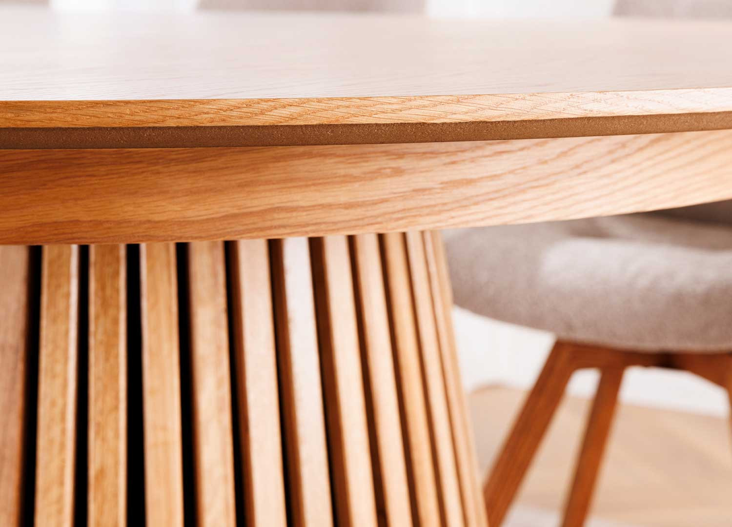 Table à manger ronde extensible en bois couleur chêne naturel