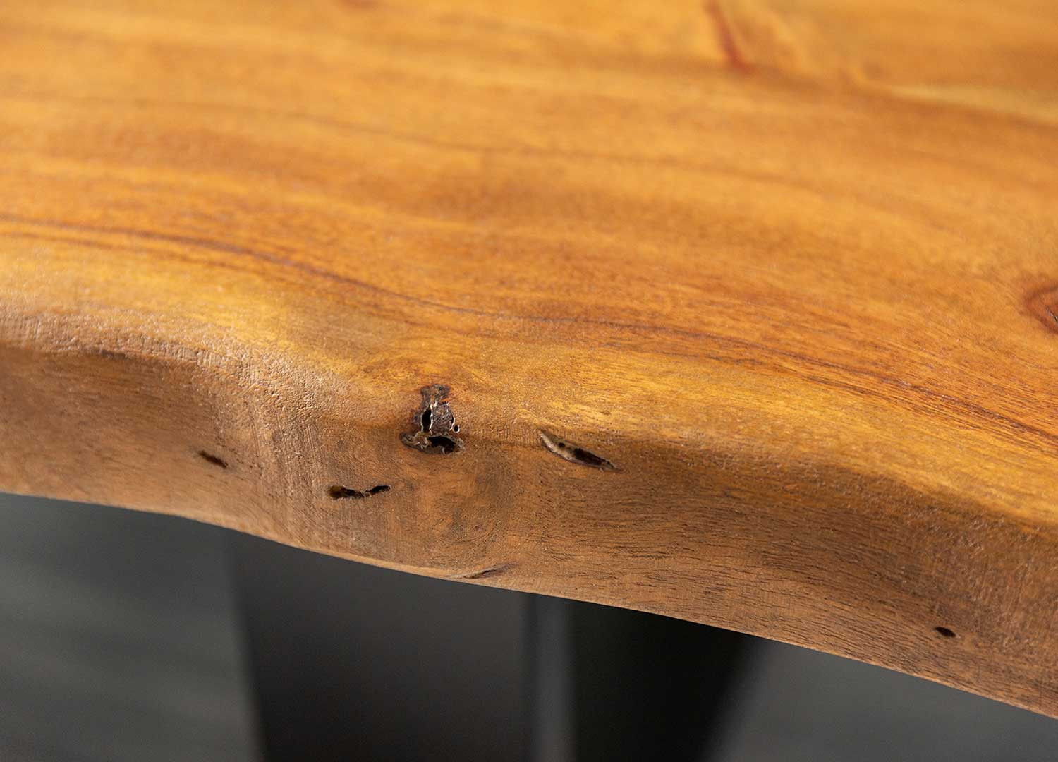 Table basse 110 cm bois d'acacia miel et pied en métal noir