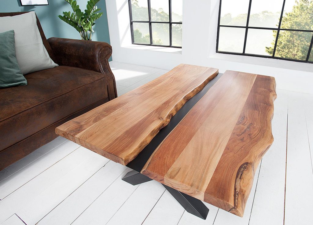 Table basse acacia massif et décor noir métal