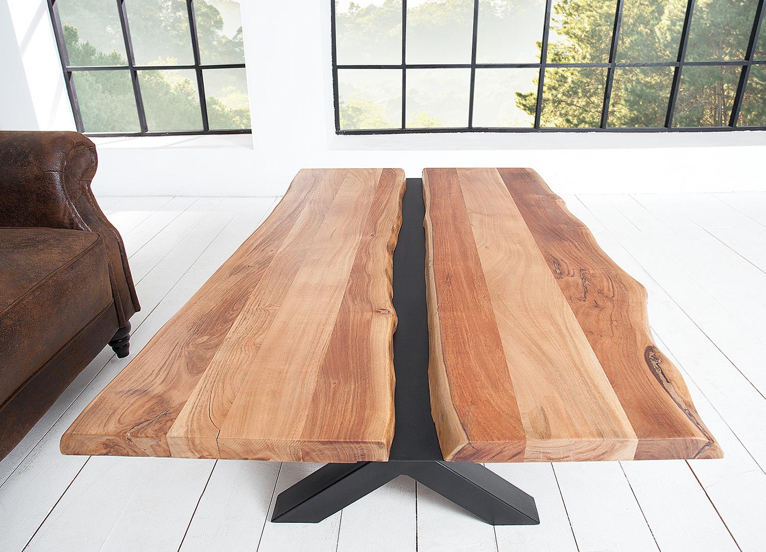 Table basse acacia massif et décor noir métal