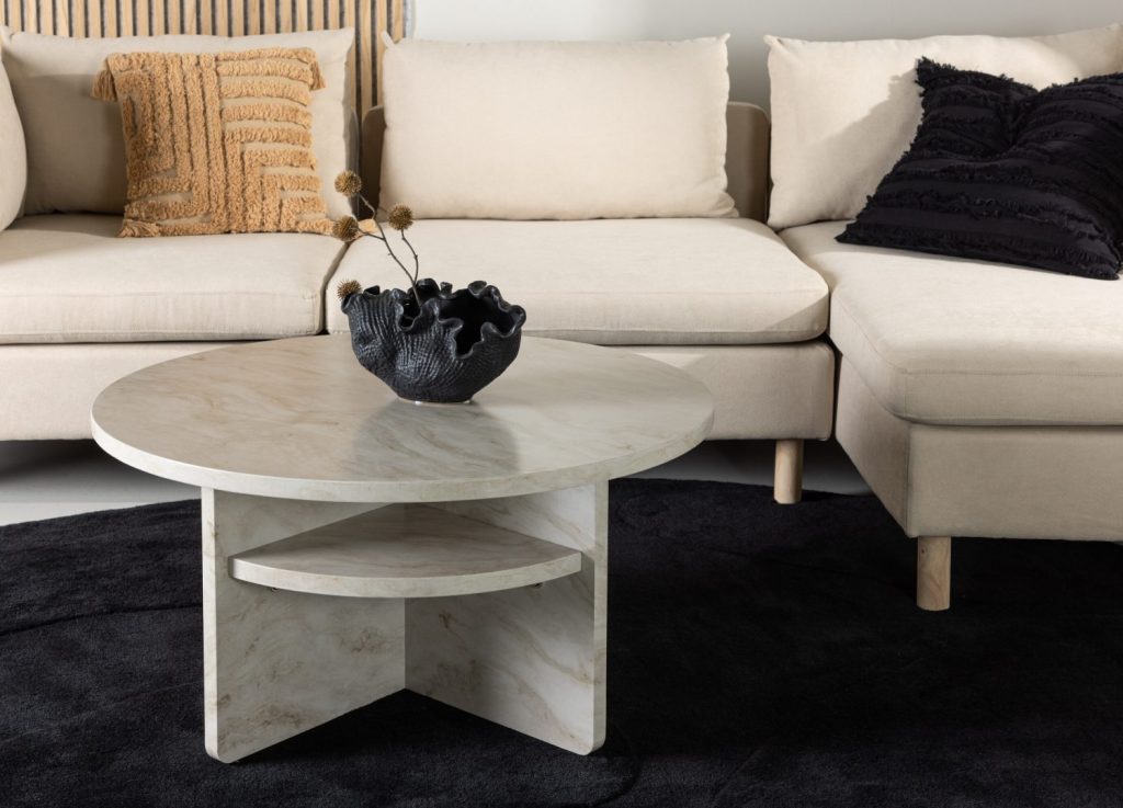 Table basse Ålesund beige dans un salon contemporain
