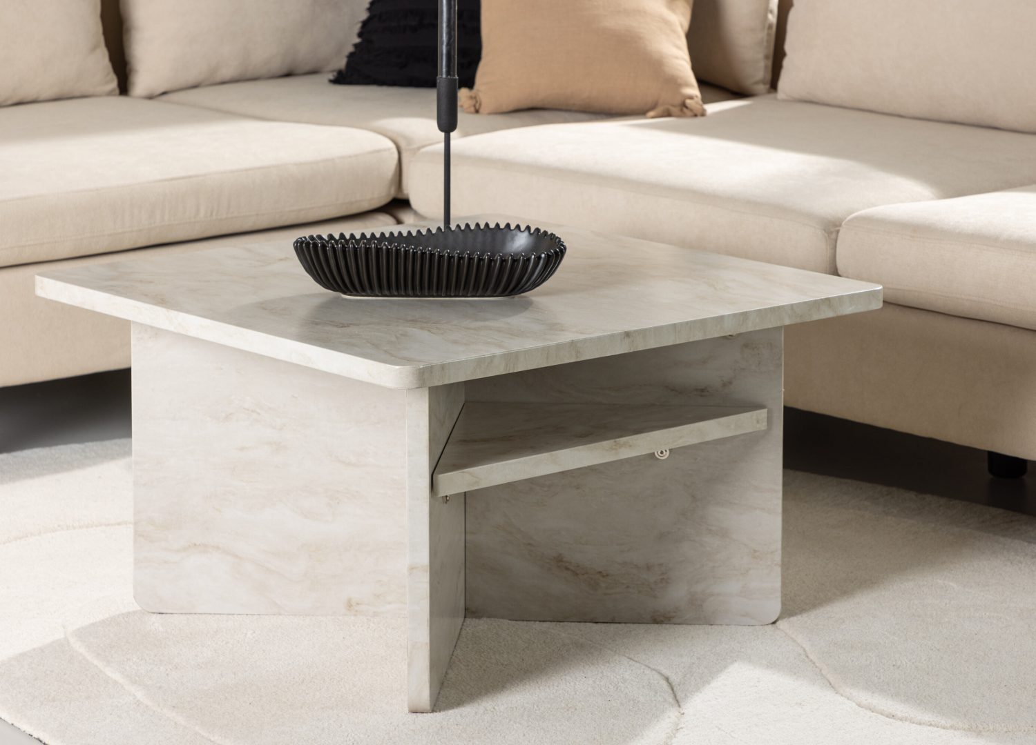 Table basse Ålesund beige dans un salon contemporain