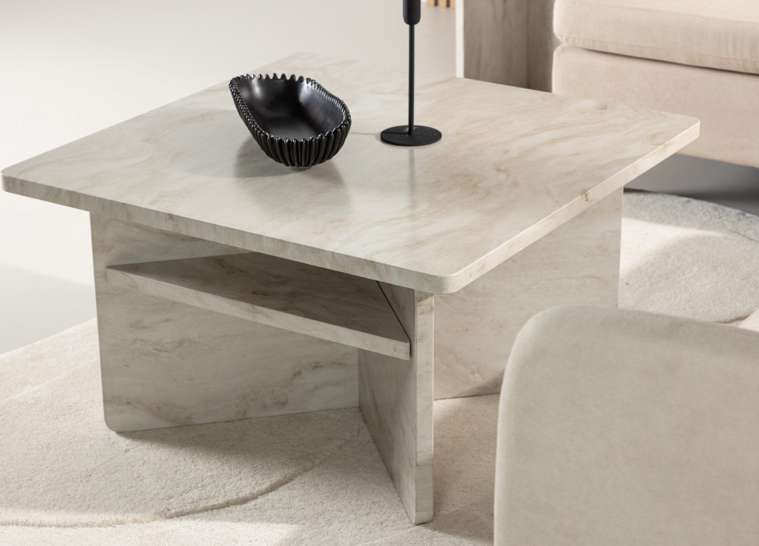 Table basse Ålesund beige dans un salon contemporain