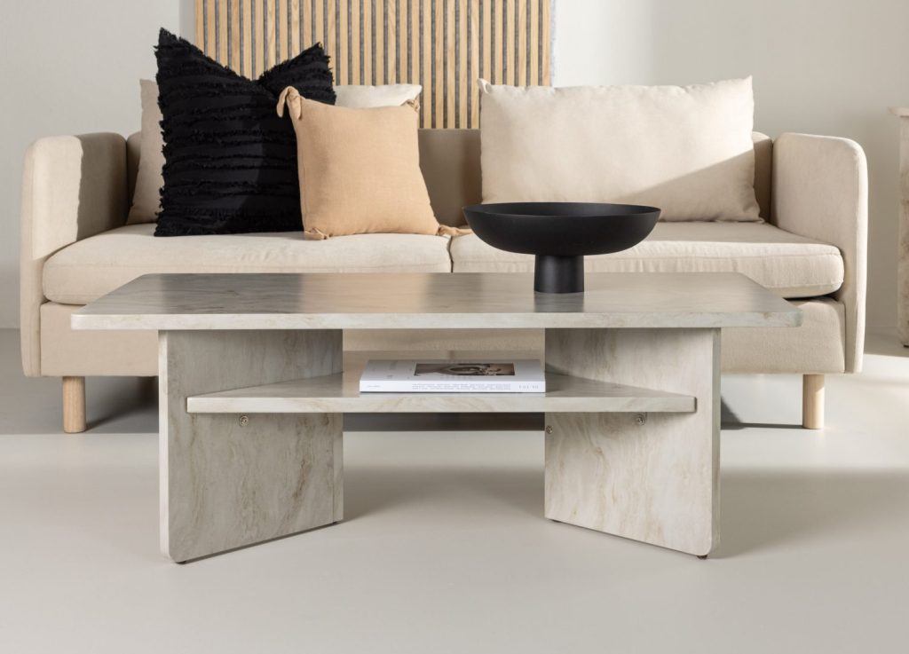 Table basse Ålesund beige dans un salon contemporain