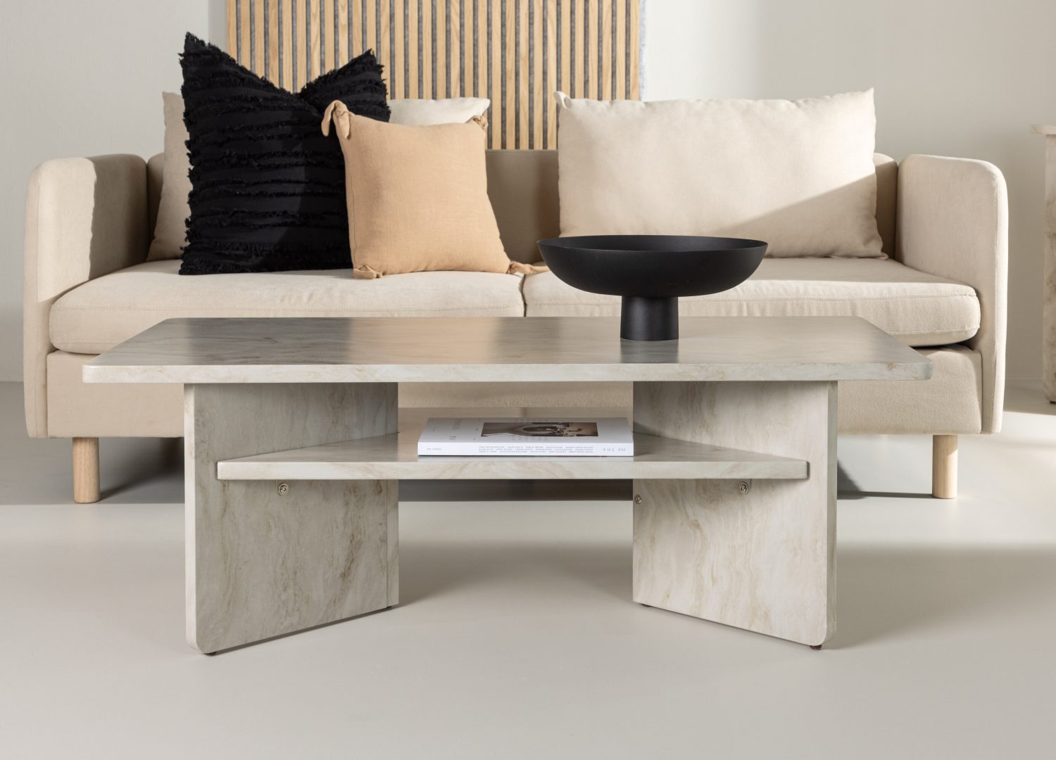 Table basse Ålesund beige dans un salon contemporain