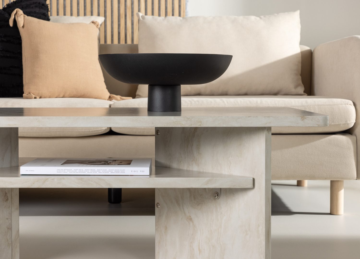 Table basse Ålesund beige dans un salon contemporain