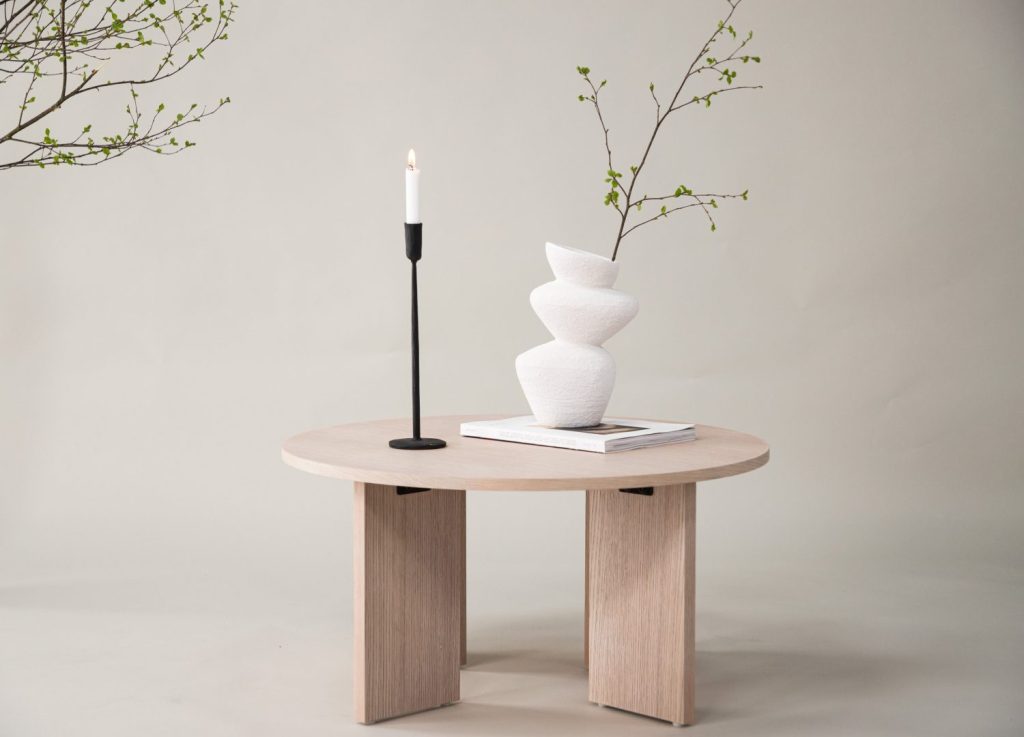 Table basse Askerön blanchi dans un salon contemporain
