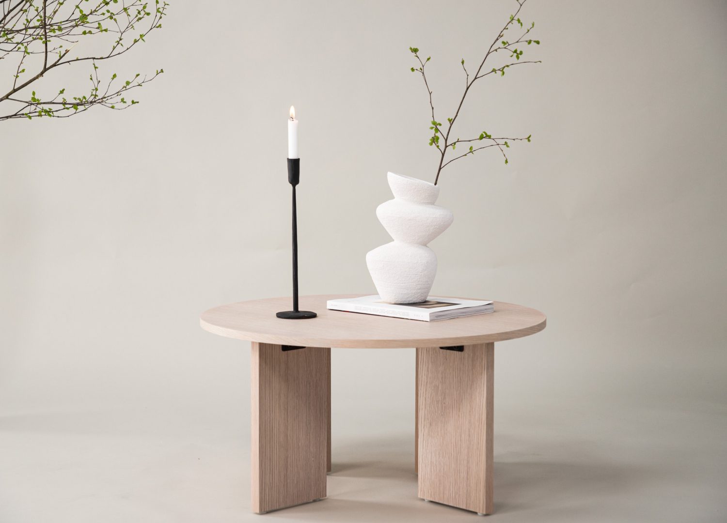 Table basse Askerön blanchi dans un salon contemporain