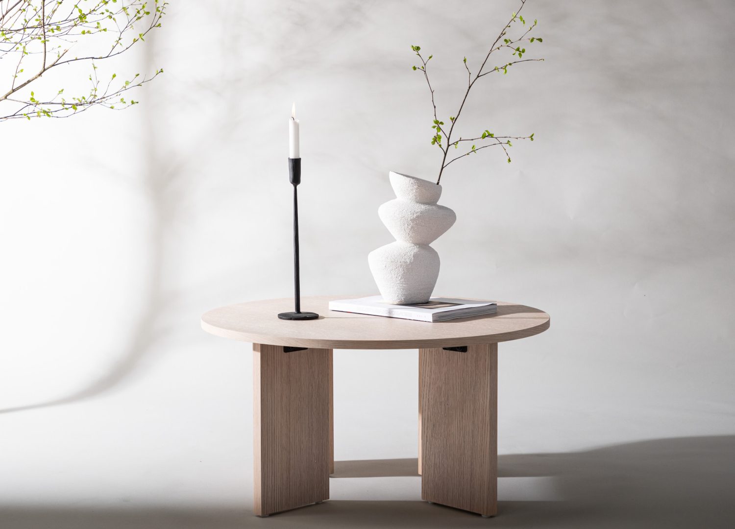 Table basse Askerön blanchi dans un salon contemporain