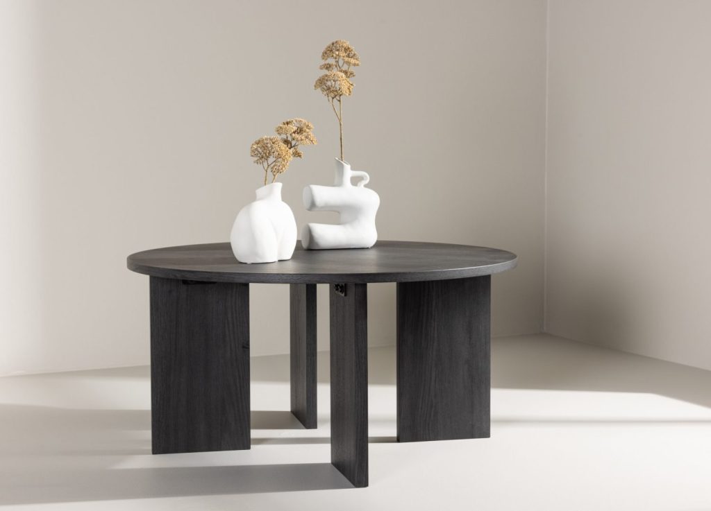 Table basse Askerön noir dans un salon contemporain