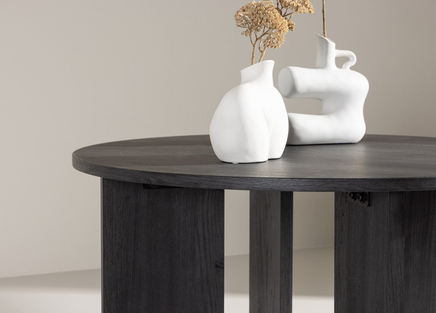 Table basse Askerön noir dans un salon contemporain