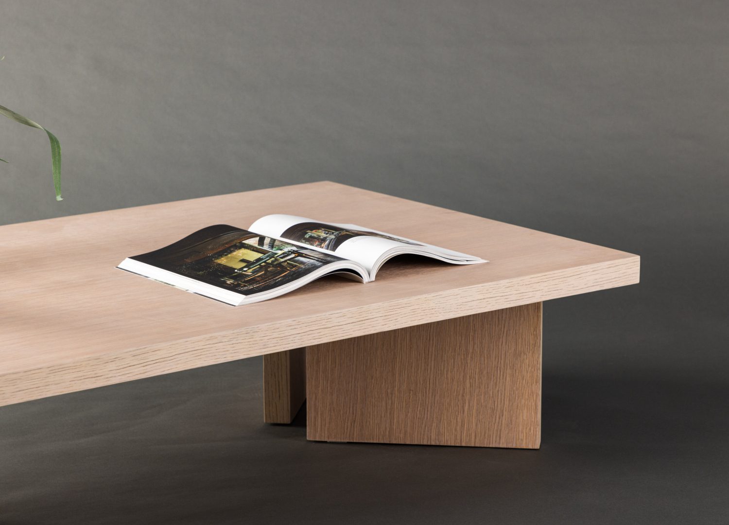 Table basse Bassholmen blanchi dans un salon contemporain
