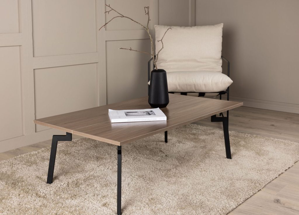Table basse Bethan noyer dans un salon contemporain