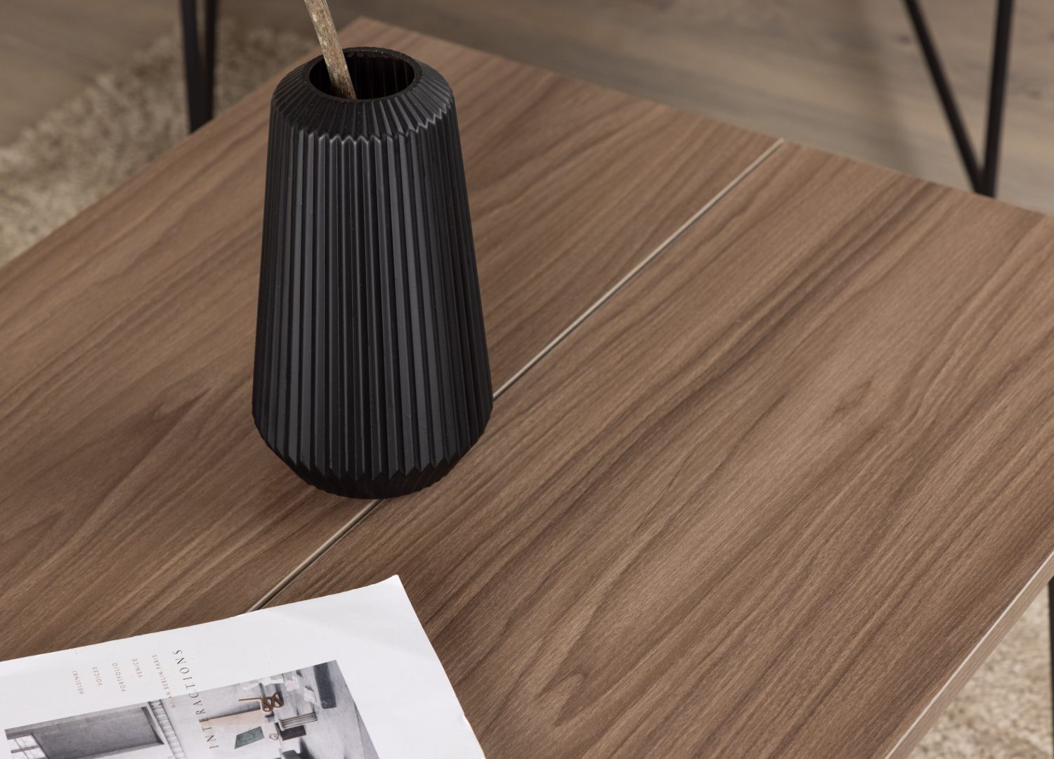 Table basse Bethan noyer dans un salon contemporain