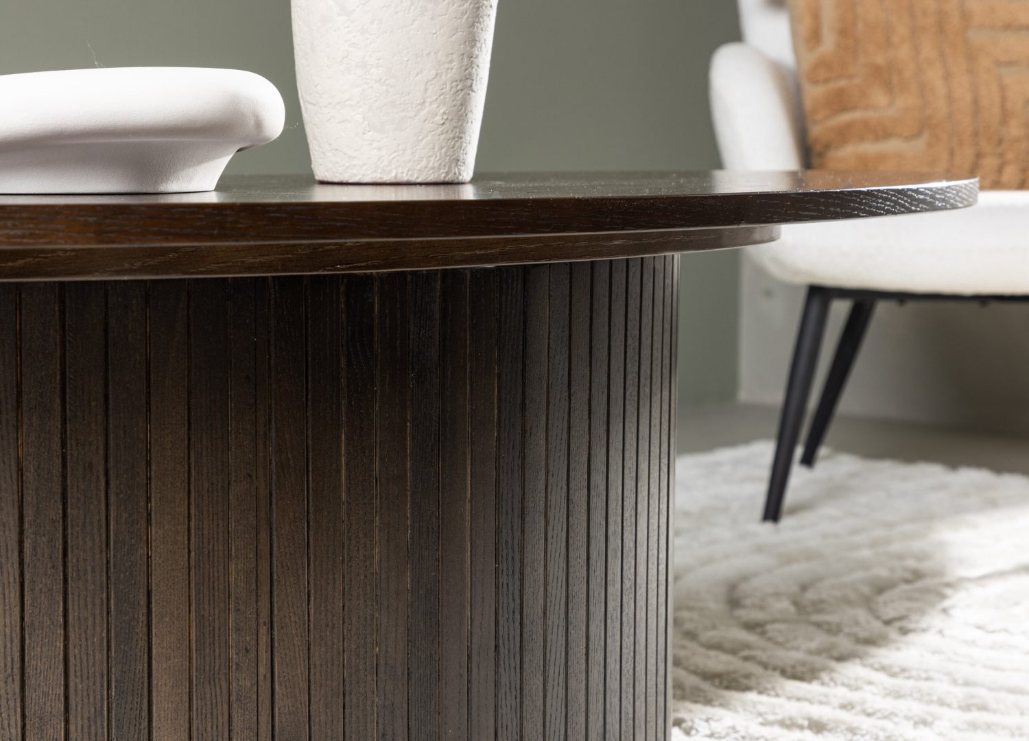 Table basse Bianca moka dans un salon contemporain