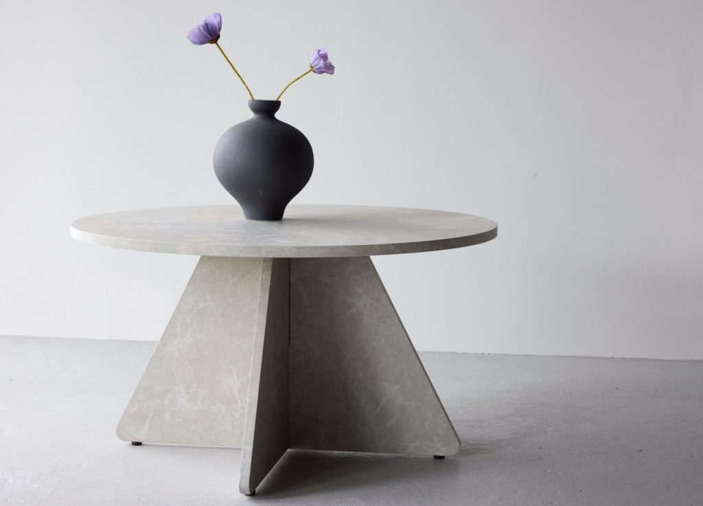 Table basse Bootcut beige dans un salon contemporain