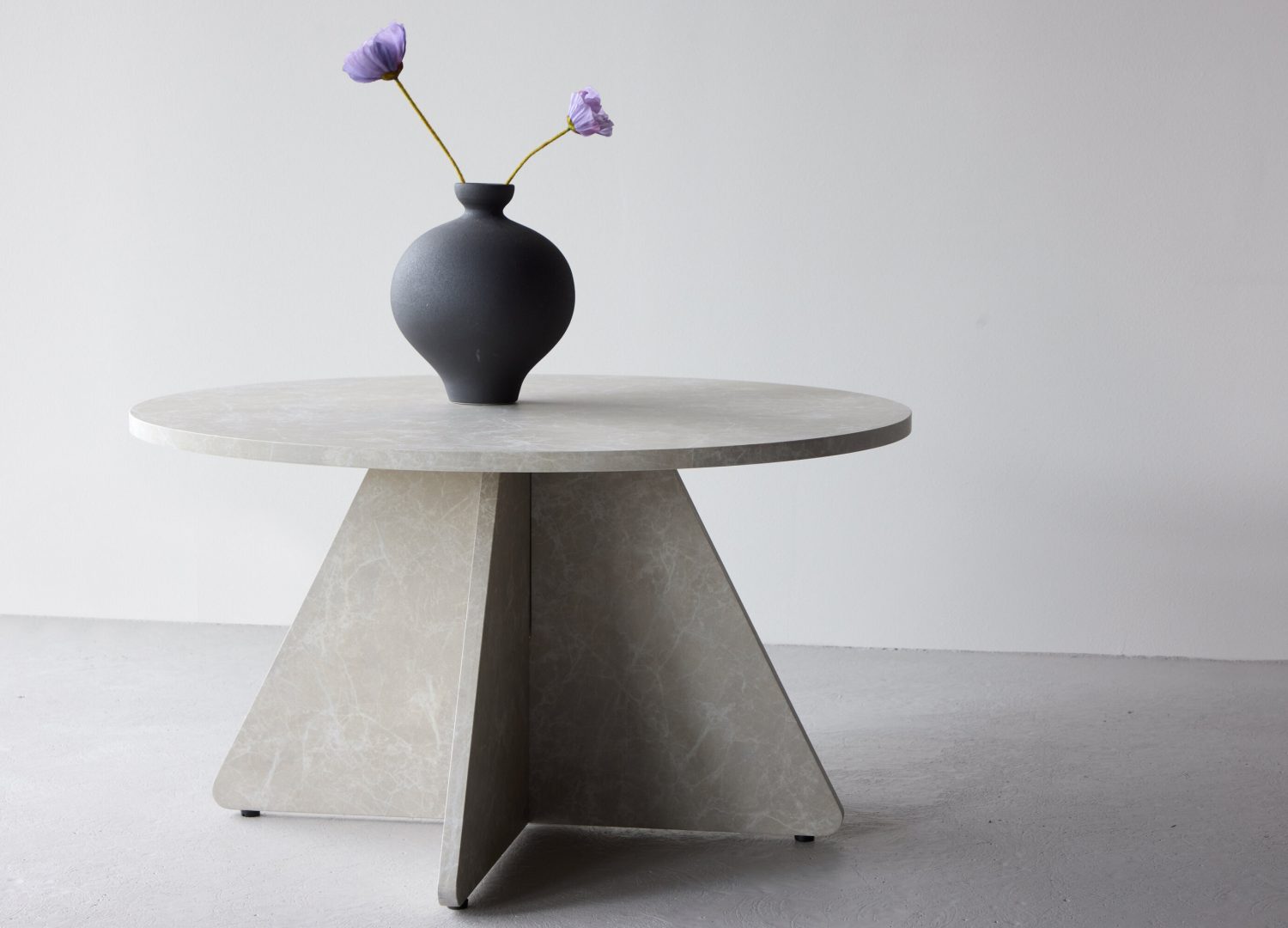 Table basse Bootcut beige dans un salon contemporain