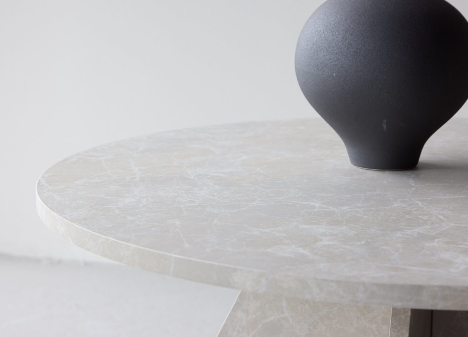 Table basse Bootcut beige dans un salon contemporain