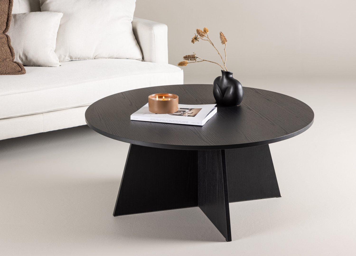 Table basse Bootcut noir dans un salon contemporain