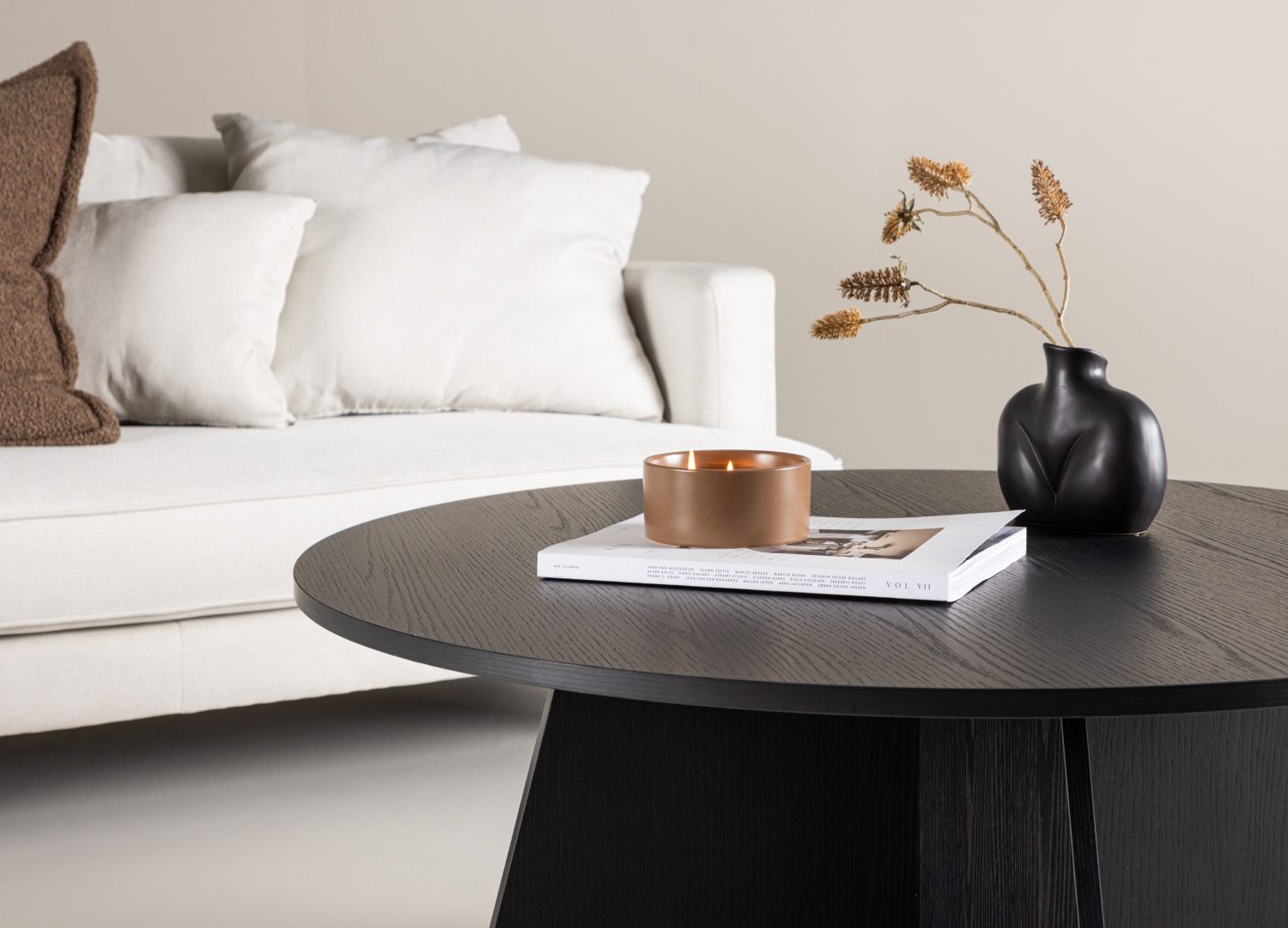 Table basse Bootcut noir dans un salon contemporain