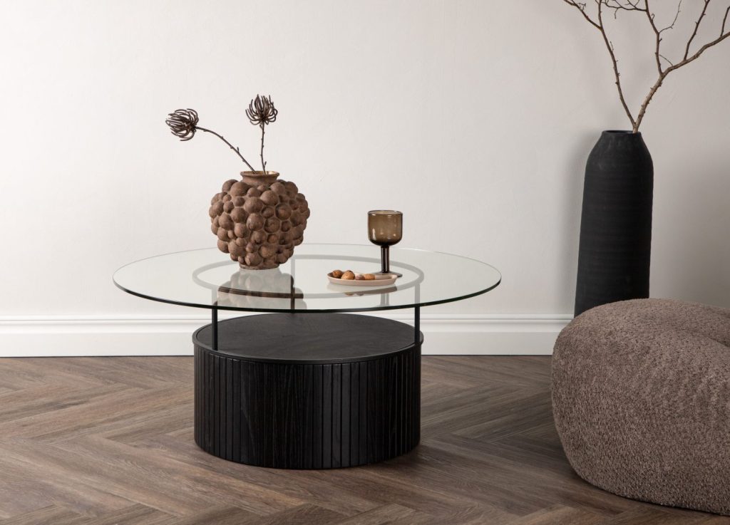 Table basse Bovall noir dans un salon contemporain