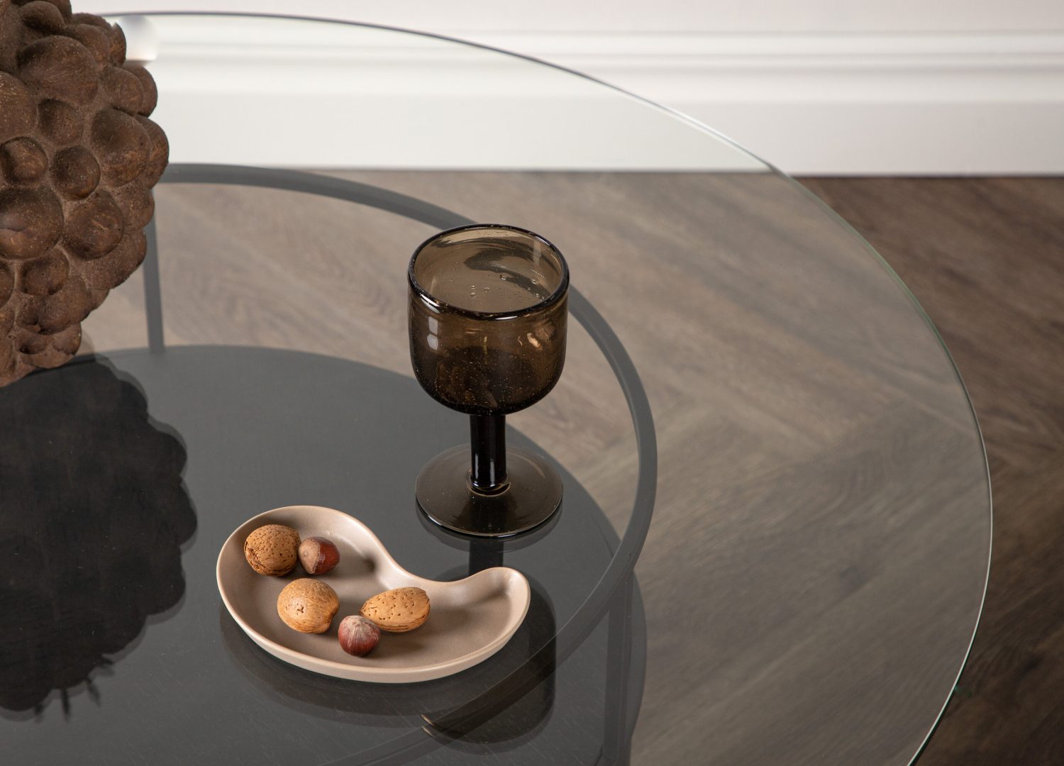Table basse Bovall noir dans un salon contemporain