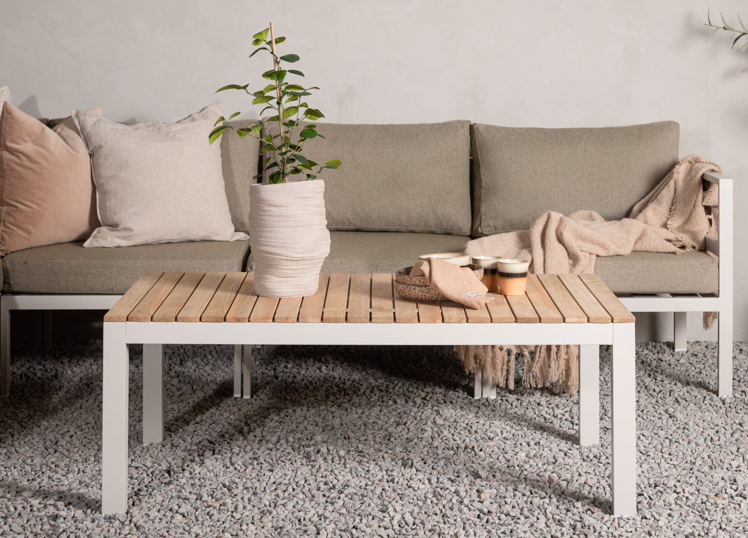 Table basse Brasilia beige dans un salon contemporain
