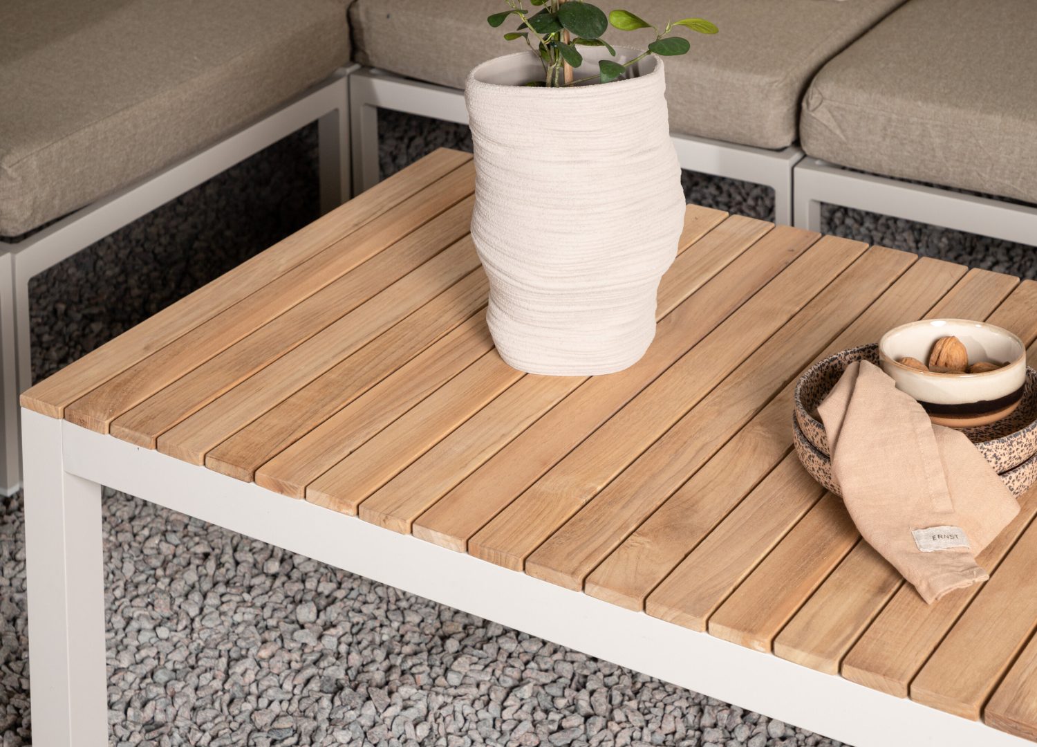 Table basse Brasilia beige dans un salon contemporain