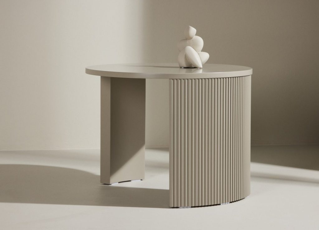 Table basse Bristol beige dans un salon contemporain