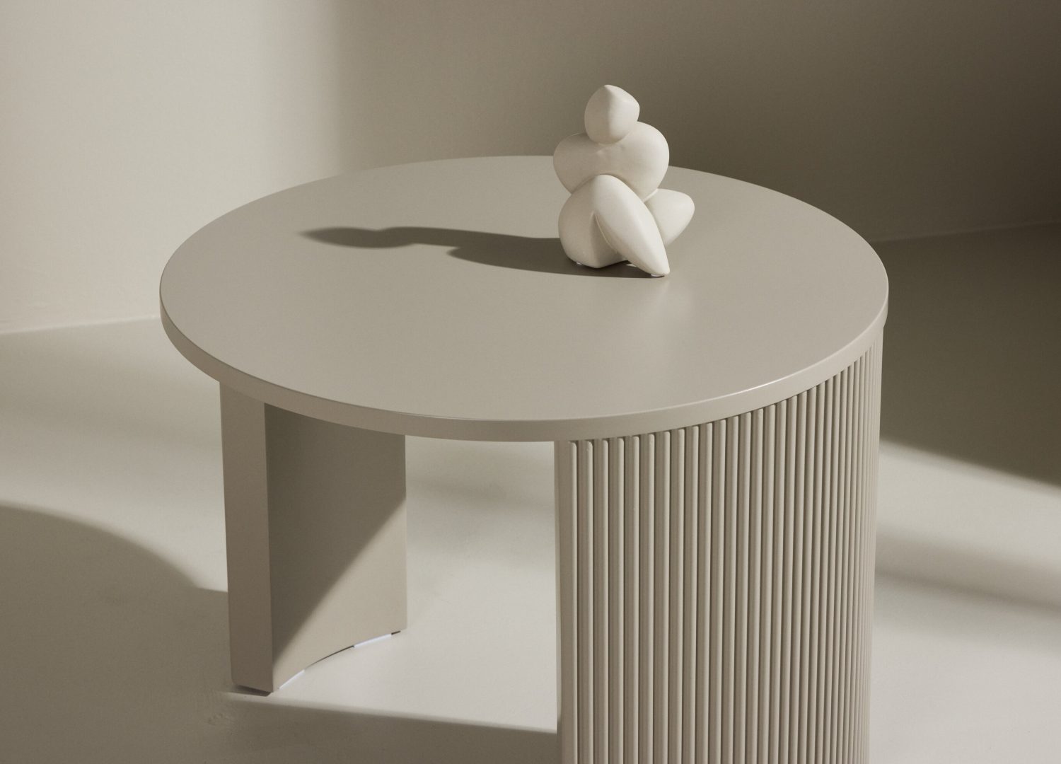 Table basse Bristol beige dans un salon contemporain