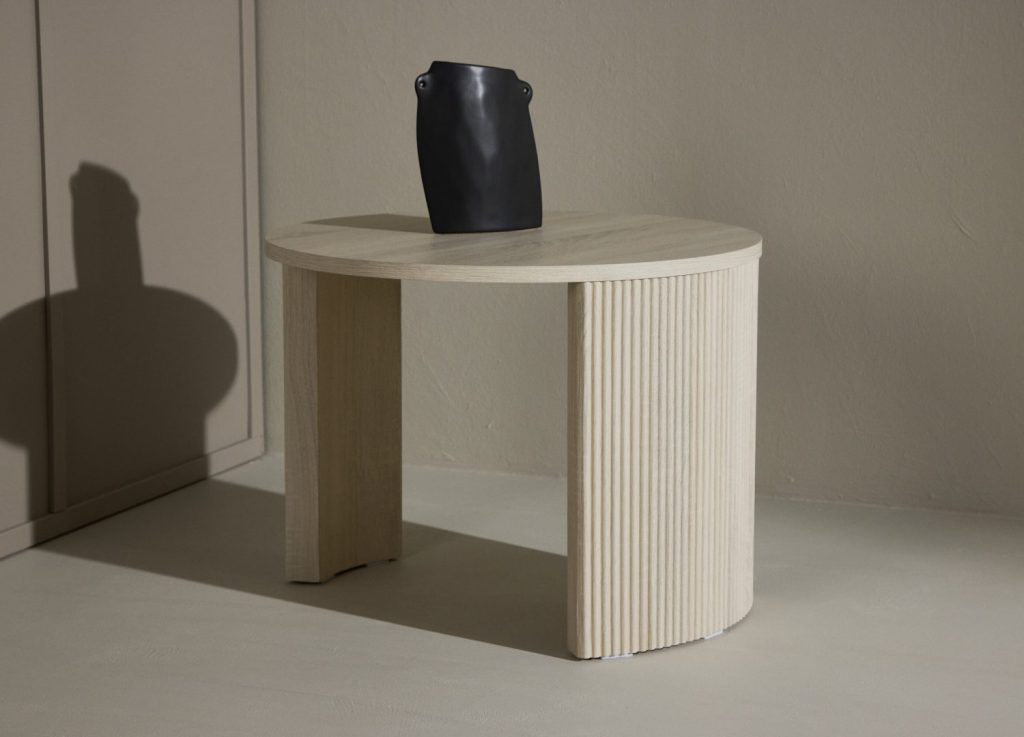 Table basse Bristol blanchi dans un salon contemporain