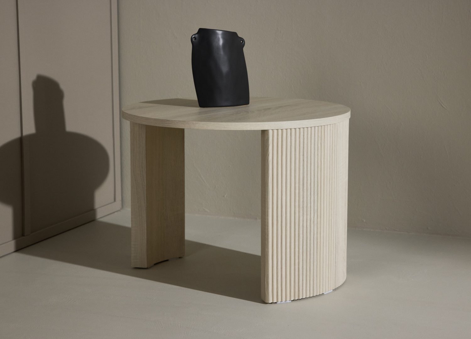 Table basse Bristol blanchi dans un salon contemporain