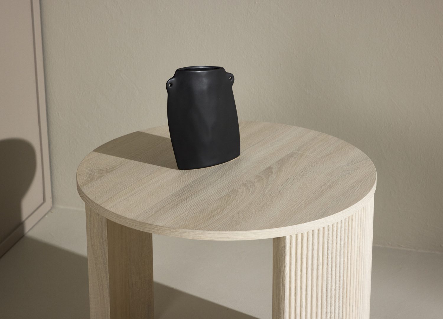 Table basse Bristol blanchi dans un salon contemporain