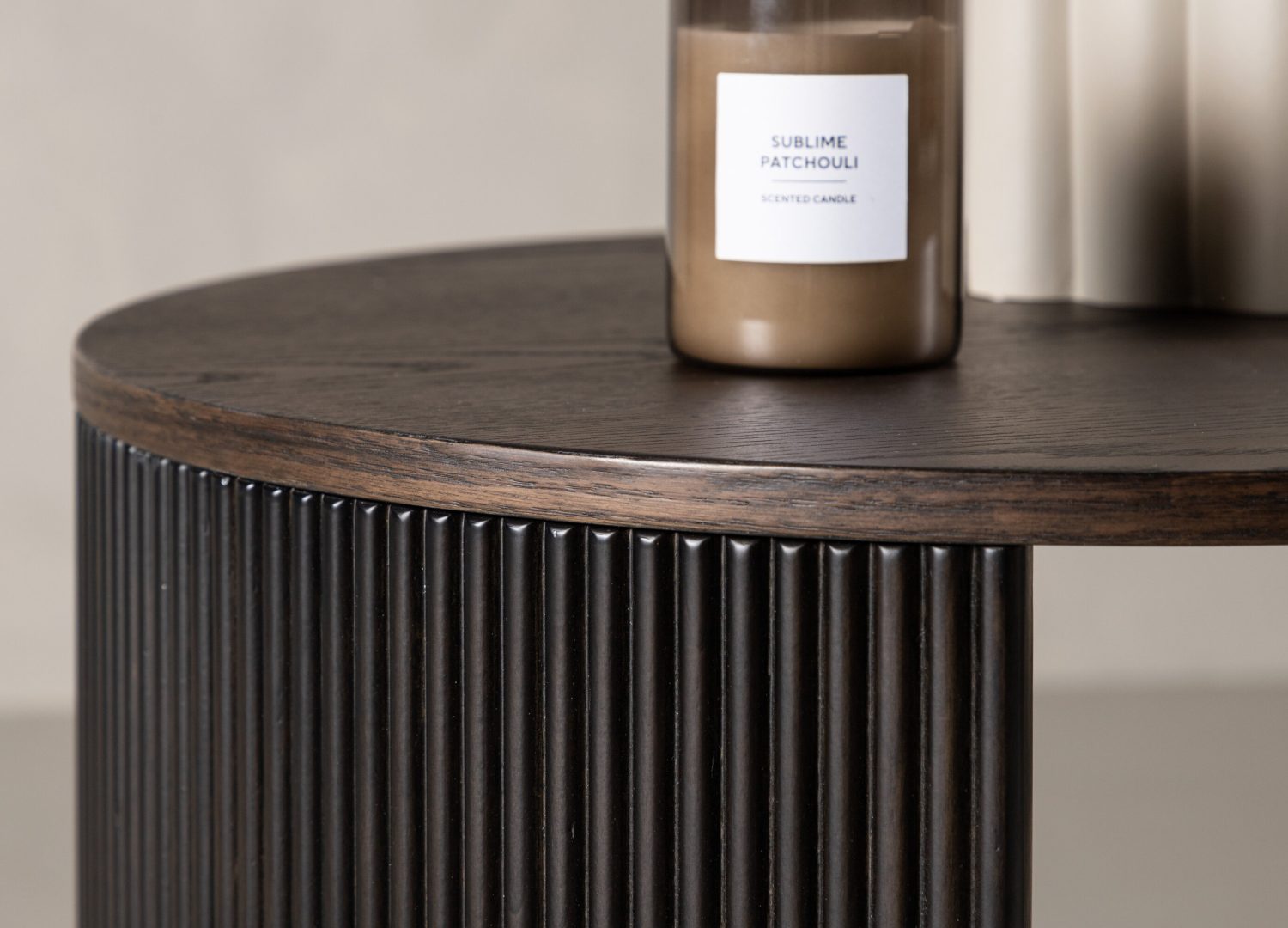 Table basse Bristol moka dans un salon contemporain