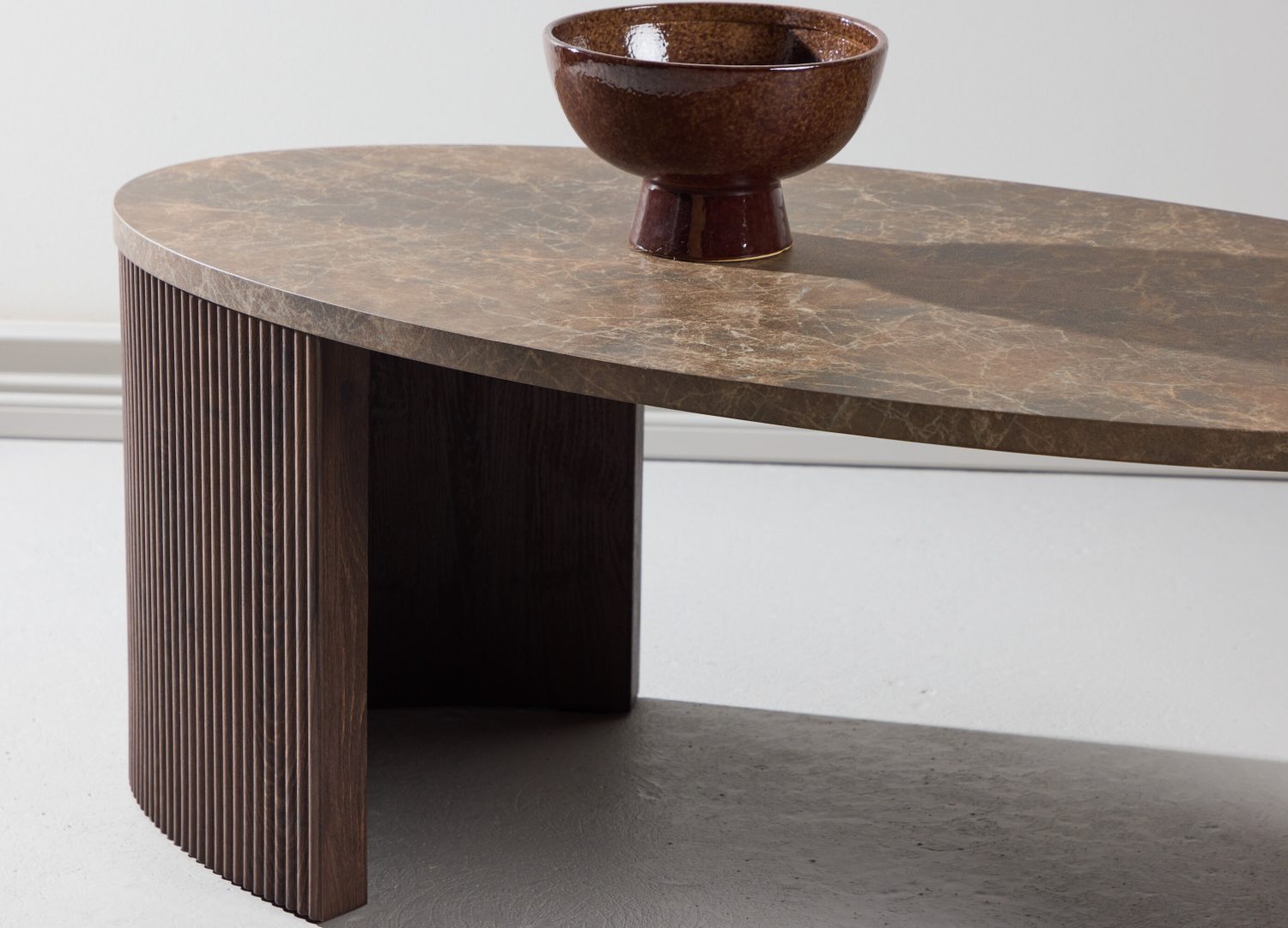 Table basse Bristol moka dans un salon contemporain