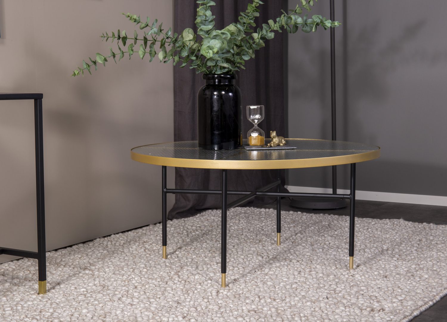 Table basse Bubbles doré dans un salon contemporain