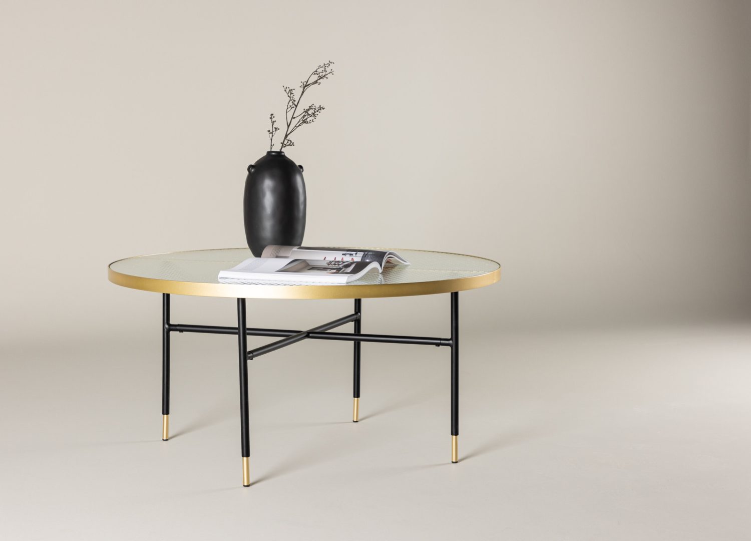 Table basse Bubbles doré dans un salon contemporain